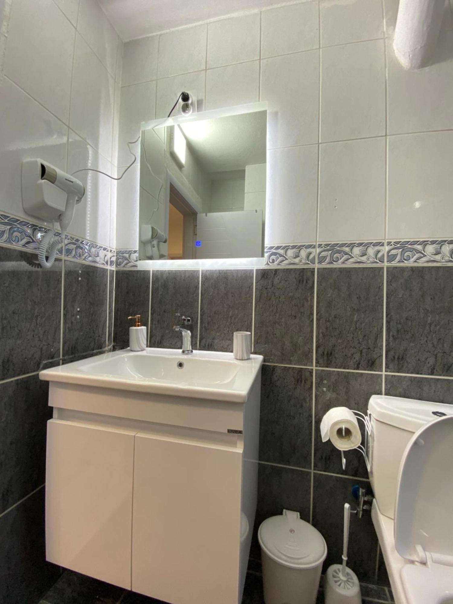 Hotspot Apartments - City Center Пристина Екстериор снимка