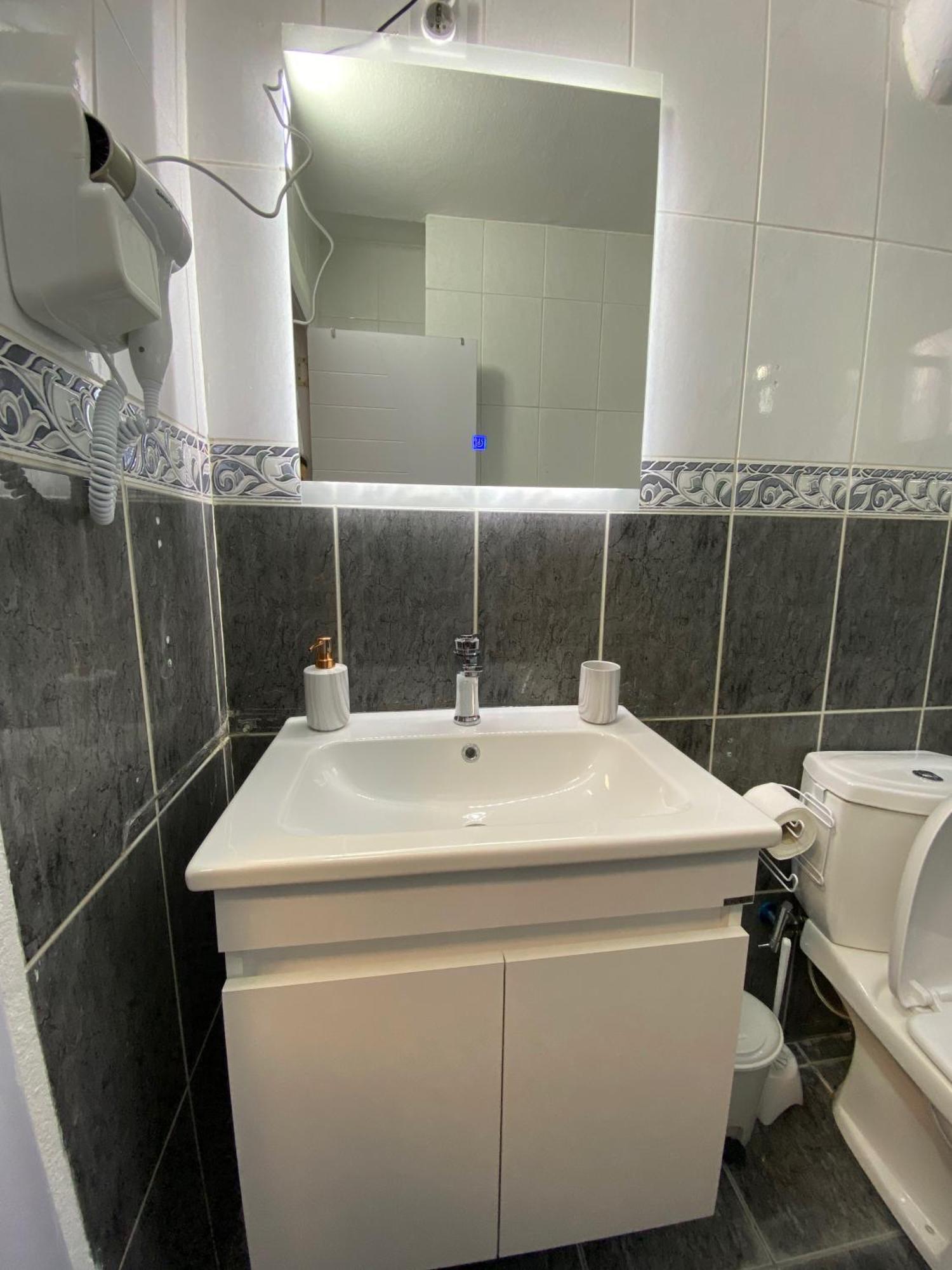 Hotspot Apartments - City Center Пристина Екстериор снимка